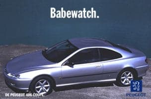 Benelux — « Babewatch. » Le coupé au bord de l'eau, clin d'œil à la série télévisée qui régnait alors sur les écrans.