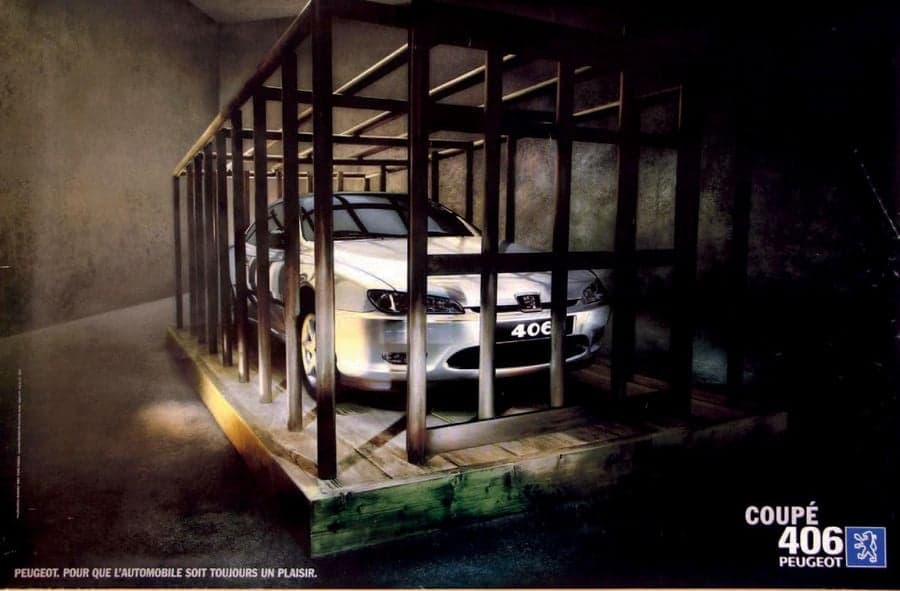 France — La même signature, le coupé enfermé dans une caisse de transport comme une œuvre qu'on viendrait de déballer.