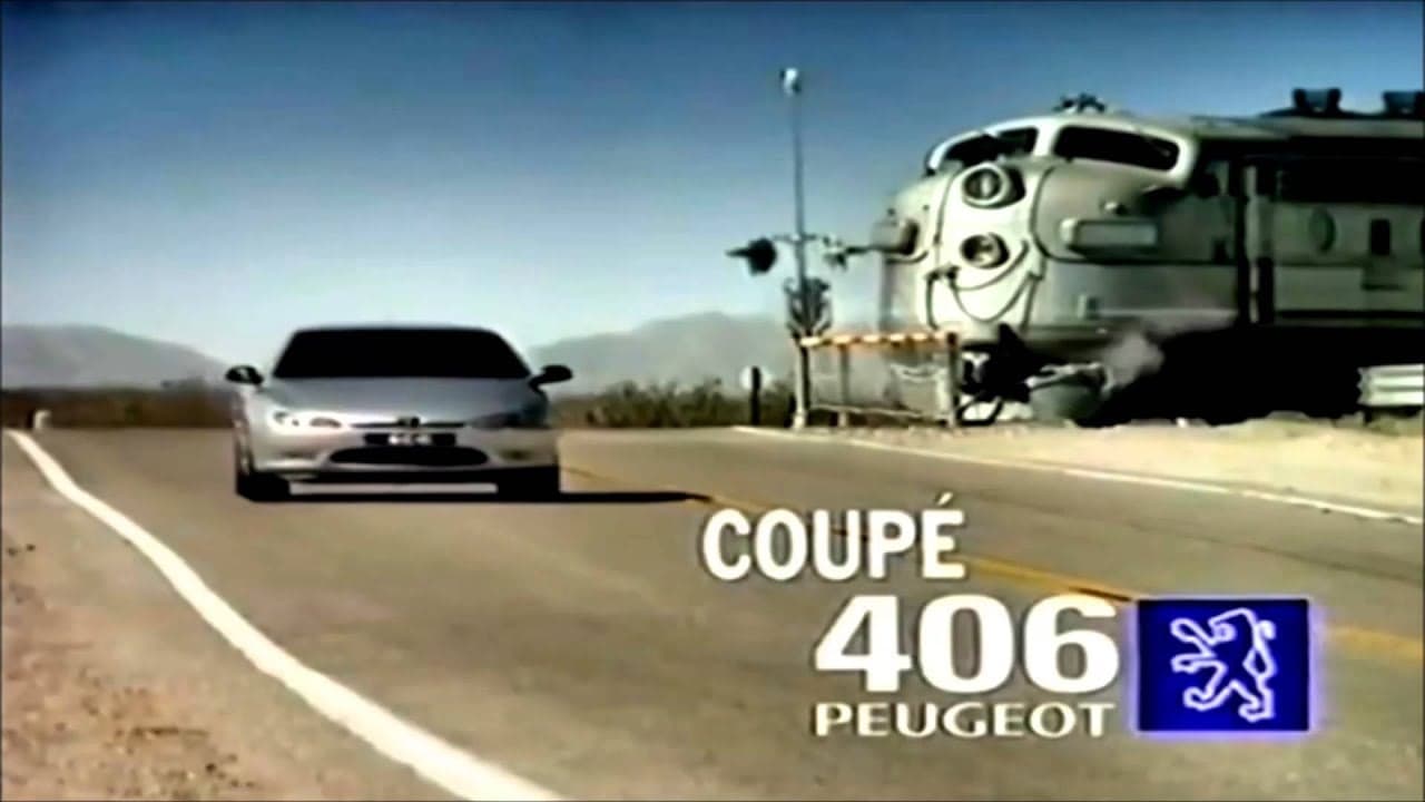 Le spot télévisé : le coupé longe une voie ferrée, poursuivi par une locomotive américaine dont la calandre imite ses propres phares.