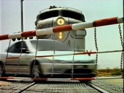 La même scène vue du passage à niveau. Toute la campagne joue sur la ressemblance entre le regard du coupé et celui de la machine.