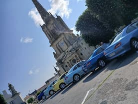406 Coupé du club garées au pied d'une église lors d'une sortie